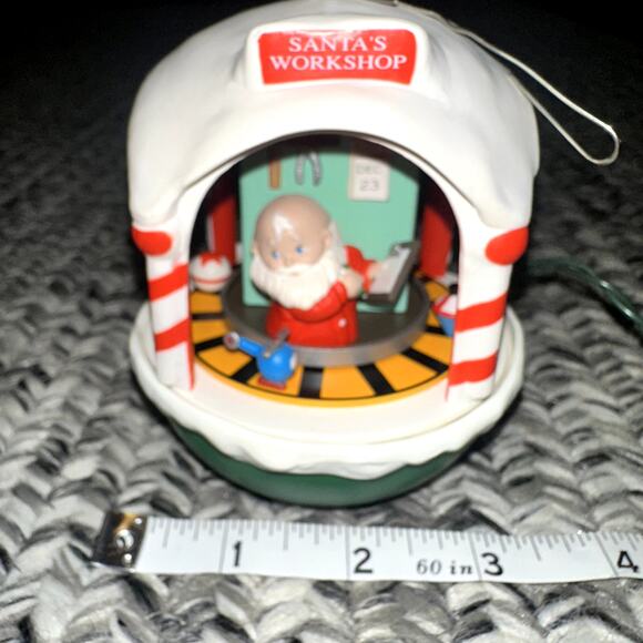 Hallmark "Santa's Workshop" Keepsake Ornament - Magic Light and Motion! 1993 - Picture 5 of 7